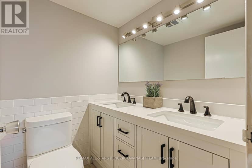408 - 20 Fashion Roseway — photo 15 of 23