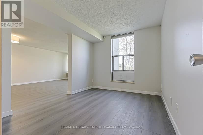 408 - 20 Fashion Roseway — photo 17 of 23