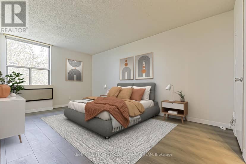 408 - 20 Fashion Roseway — photo 11 of 23