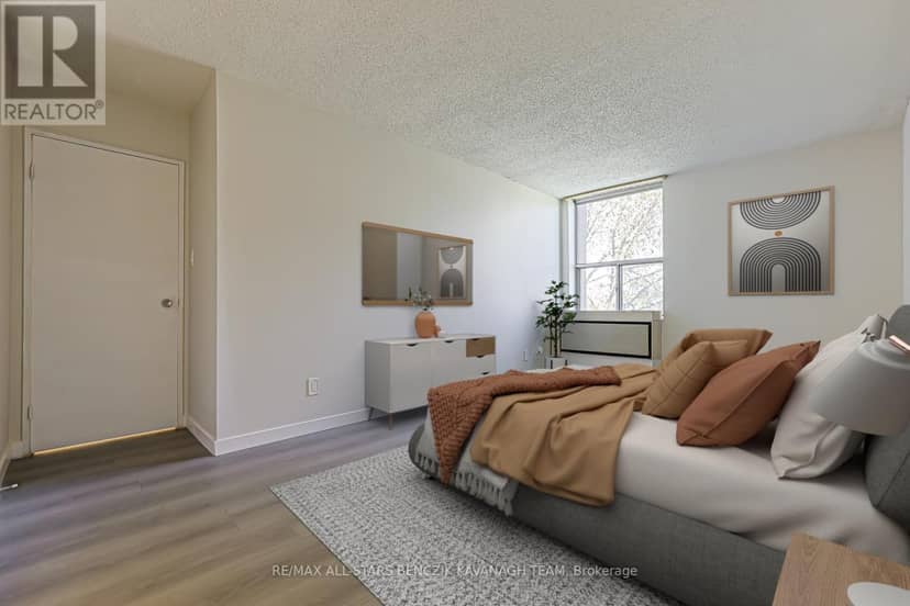 408 - 20 Fashion Roseway — photo 13 of 23