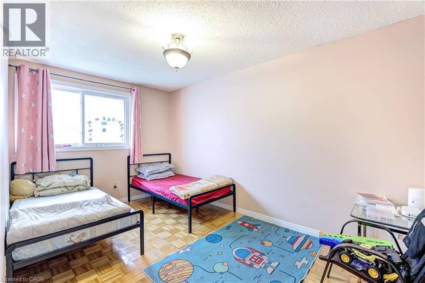 78 MARKSON Crescent — photo 18 of 35