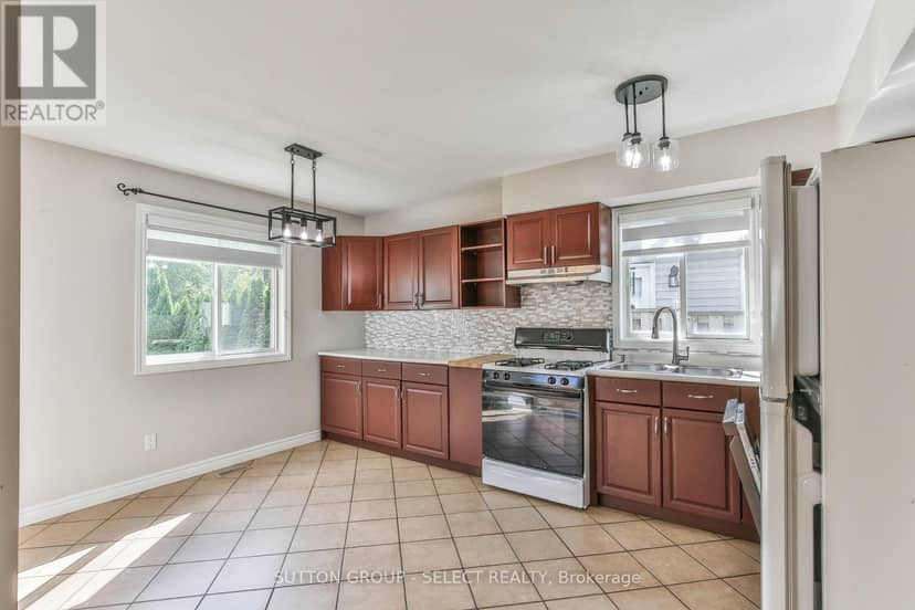 54 Sunrise Crescent — photo 8 of 40