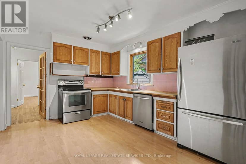 647 Burnhamthorpe Road — photo 17 of 40