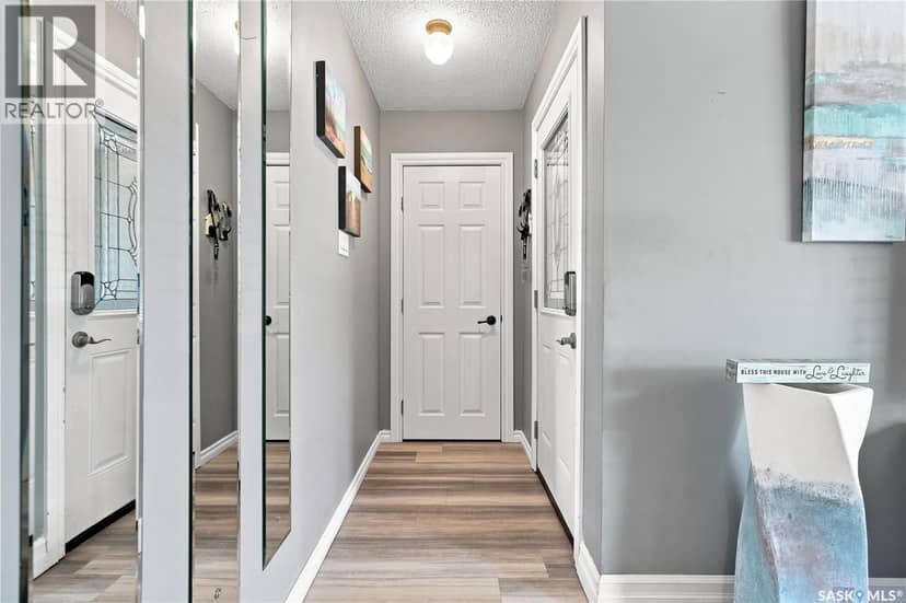 1312 King CRESCENT — photo 3 of 40