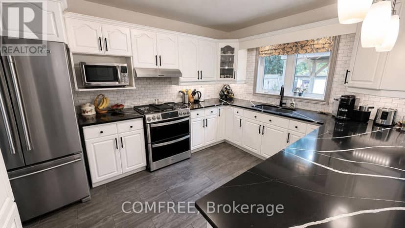 10 Sinclair Crescent — photo 7 of 28