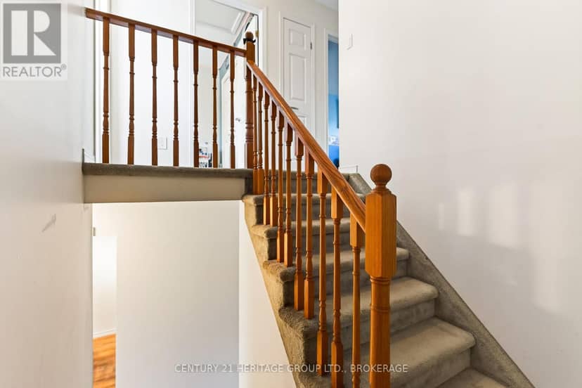 944 Warburton Crescent — photo 13 of 40