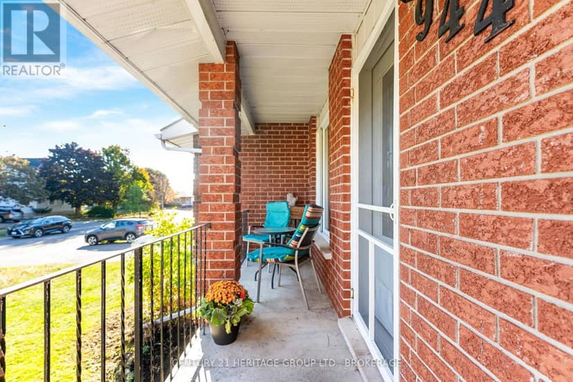 944 Warburton Crescent — photo 2 of 40