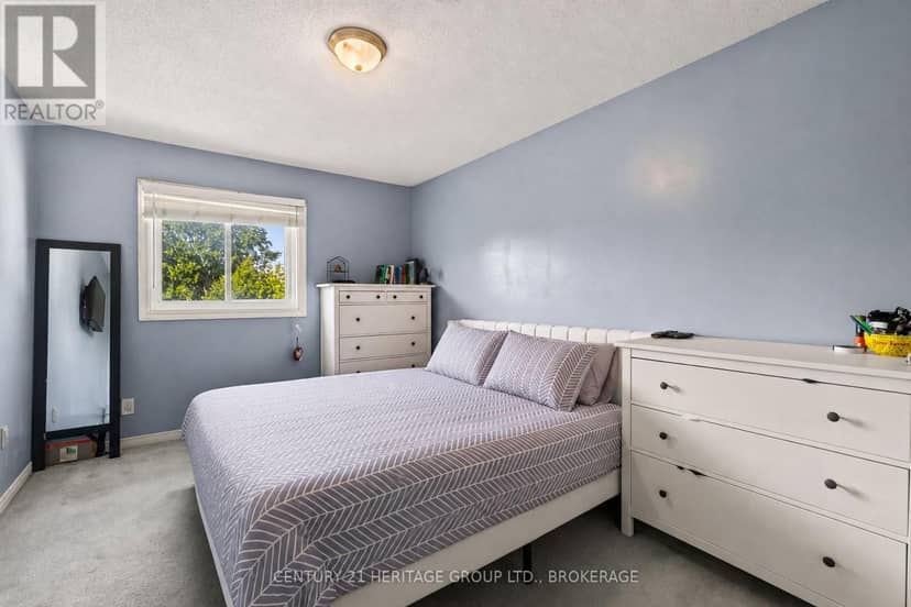944 Warburton Crescent — photo 20 of 40