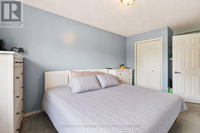 944 Warburton Crescent — photo 21 of 40