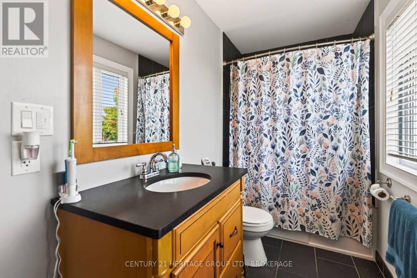 944 Warburton Crescent — photo 22 of 40