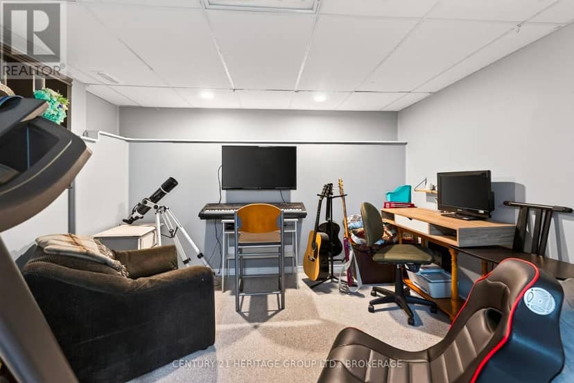 944 Warburton Crescent — photo 26 of 40