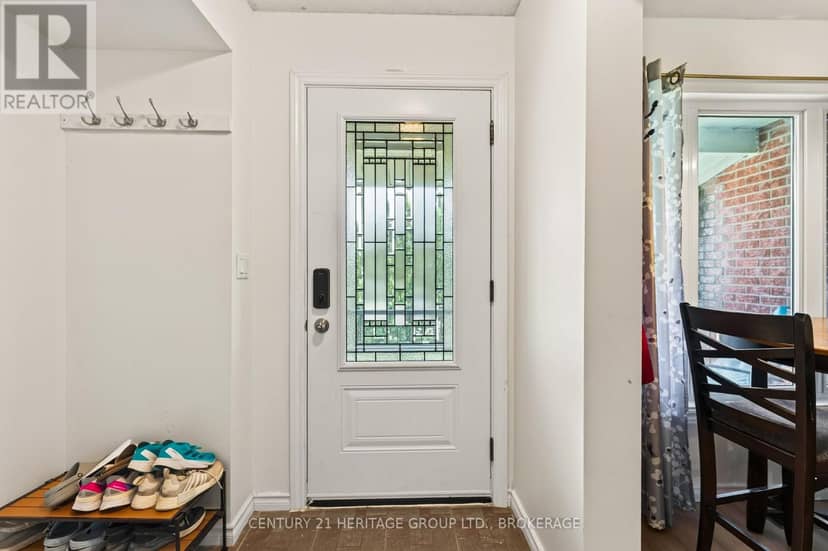 944 Warburton Crescent — photo 3 of 40