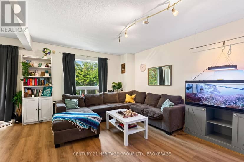 944 Warburton Crescent — photo 7 of 40