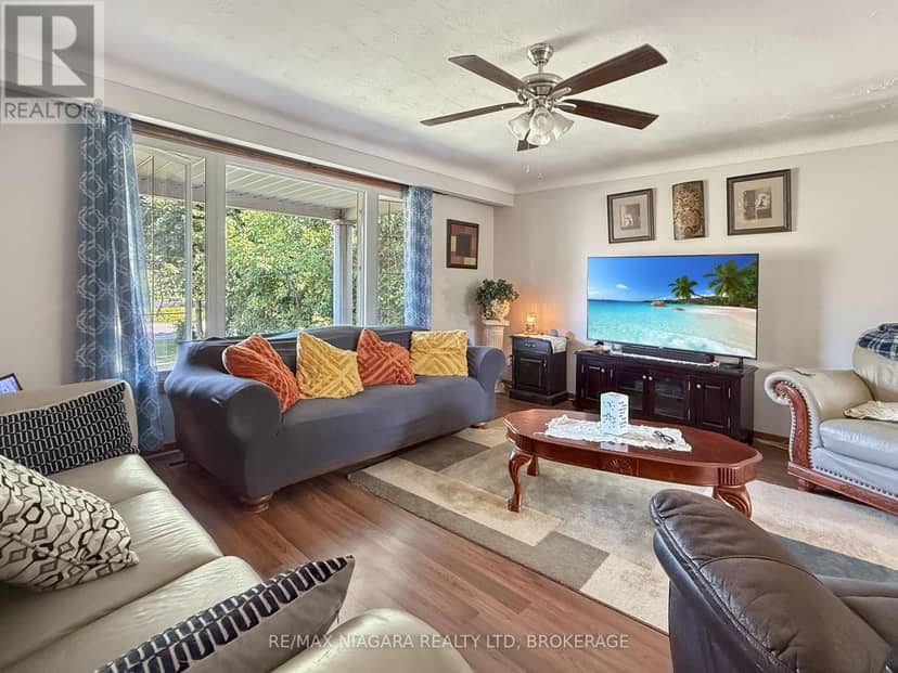 318 Albany Street — photo 5 of 32