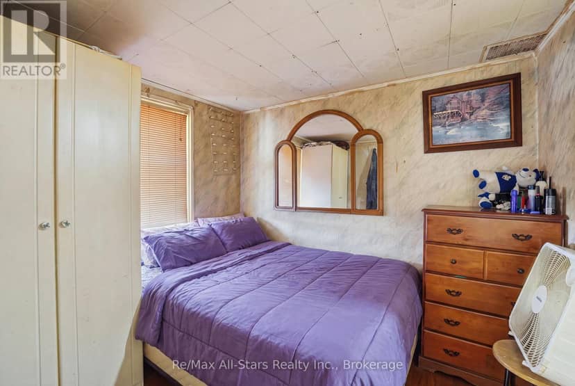 106 Bond Street E — photo 11 of 40