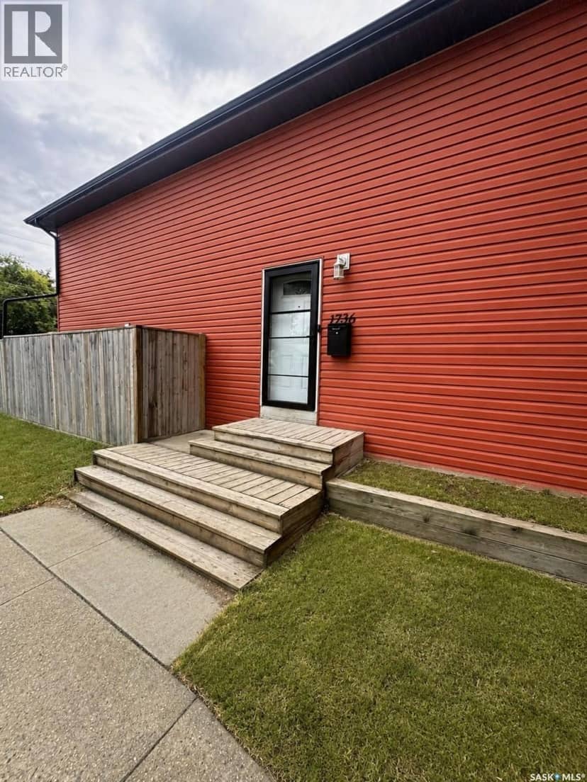 1736 C Avenue N, Saskatoon, photo 2