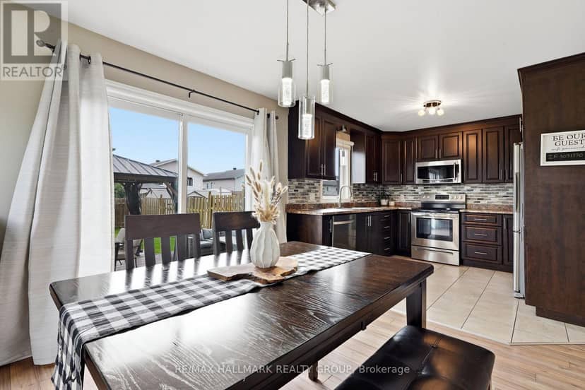 438 Denis Street — photo 17 of 40