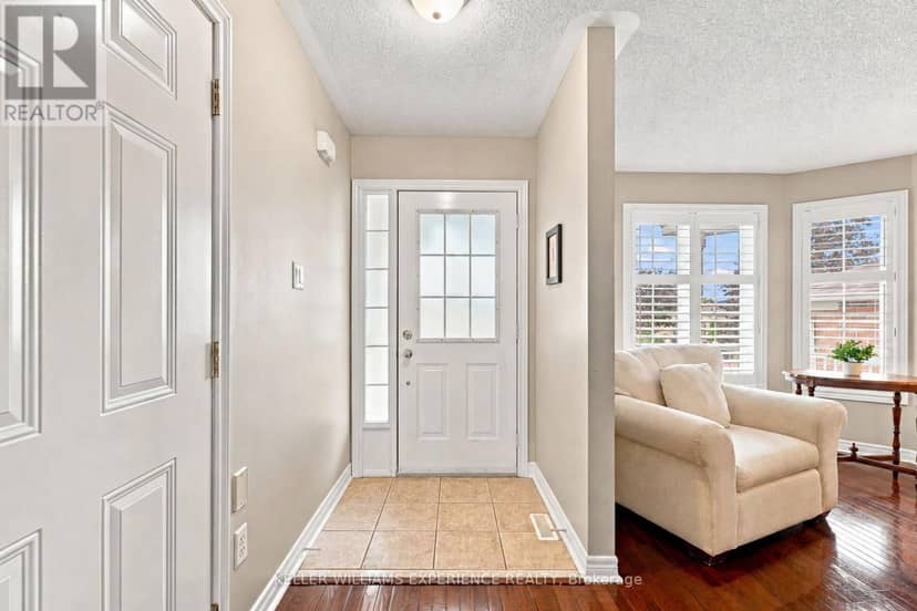 7 Stanley Street, Barrie, photo 4