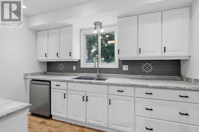 83 Amy Crescent — photo 11 of 40