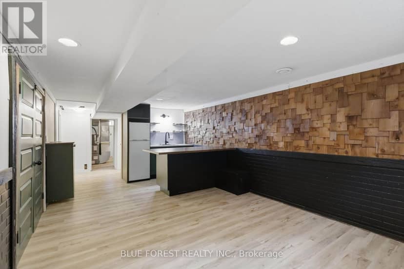83 Amy Crescent — photo 21 of 40