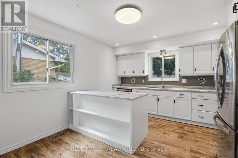 83 Amy Crescent — photo 9 of 40