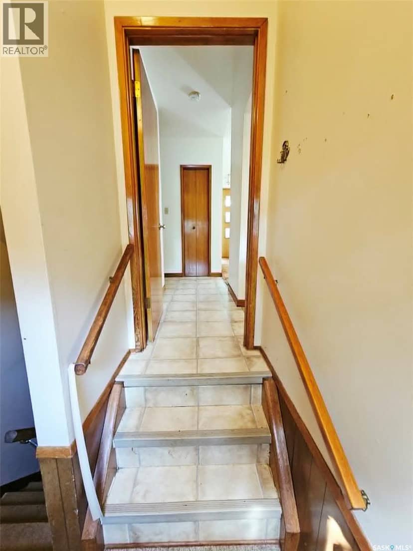 123 Riedel AVENUE W — photo 4 of 40