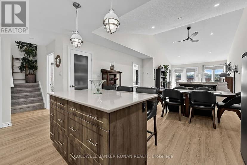 82 Ivy Crescent — photo 8 of 28