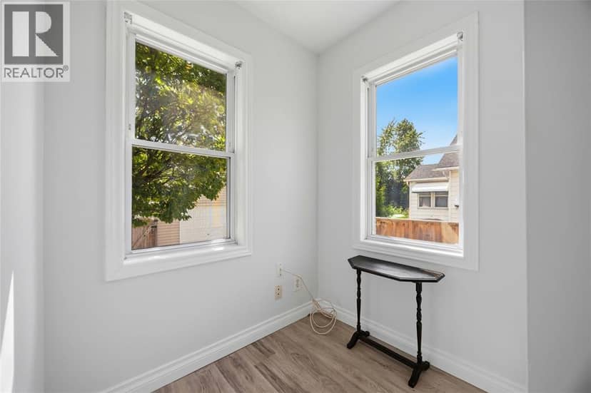 207 VICTORIA AVENUE East — photo 18 of 38