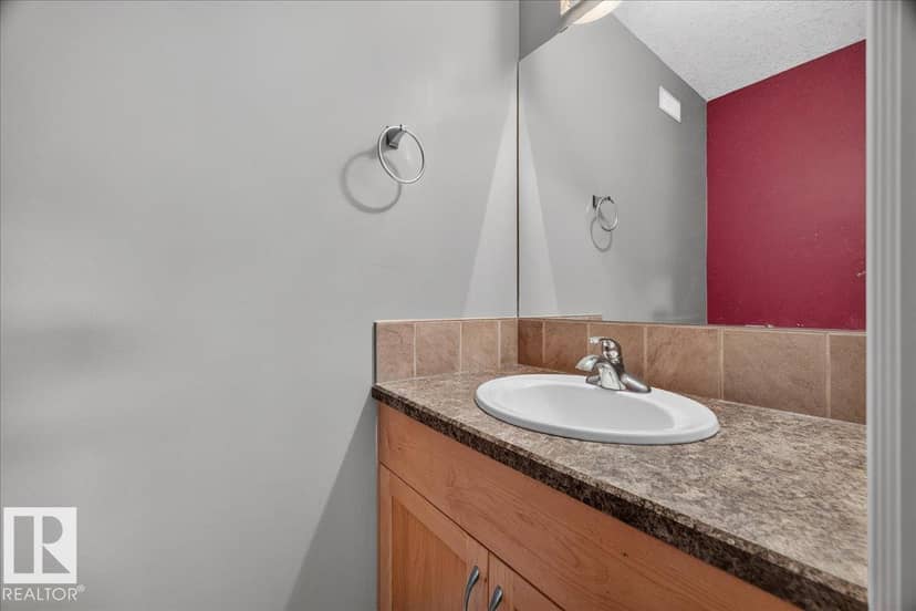 4925 51 AV — photo 24 of 35