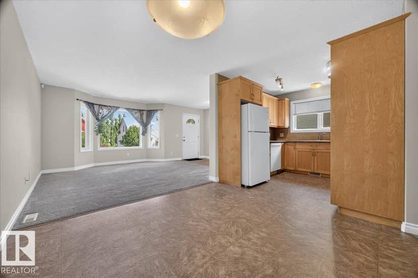 4925 51 AV — photo 11 of 35
