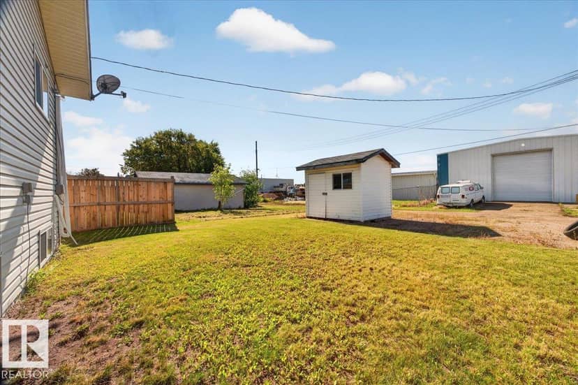 4925 51 AV — photo 32 of 35