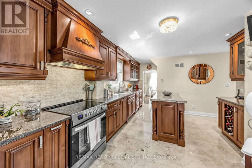 1211 Royal York Road — photo 12 of 38