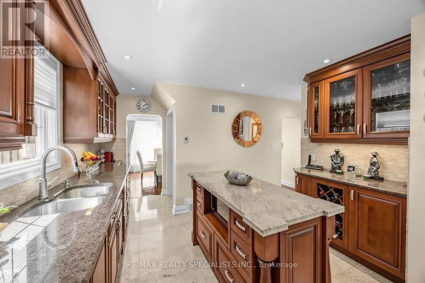1211 Royal York Road — photo 13 of 38