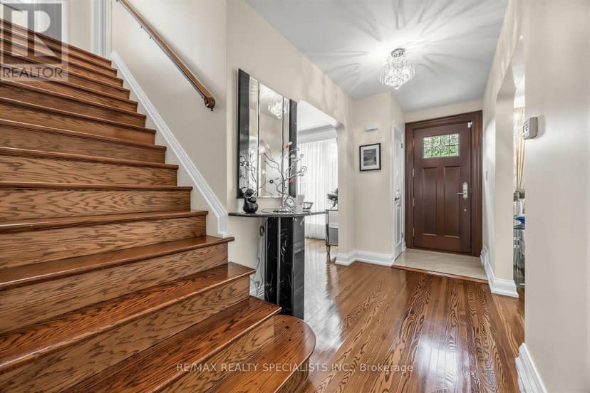 1211 Royal York Road — photo 17 of 38