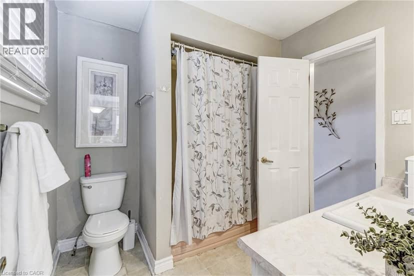 2145 SANDRINGHAM Drive — photo 17 of 24
