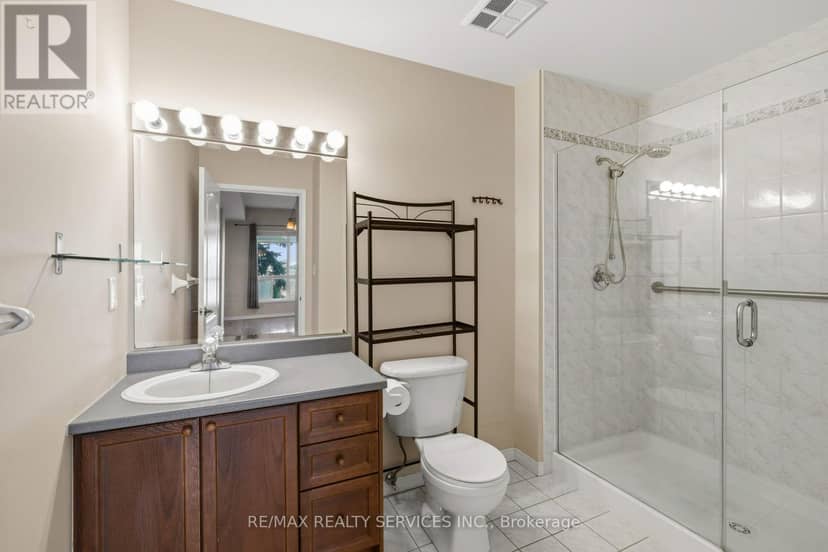 212 - 350 Wellington Street — photo 25 of 39