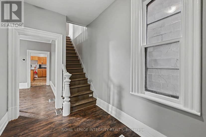 42 Elmsley Street S — photo 4 of 33