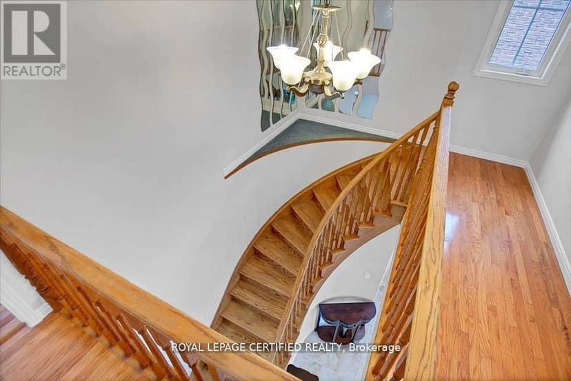 35 Trenholme Crescent — photo 14 of 37