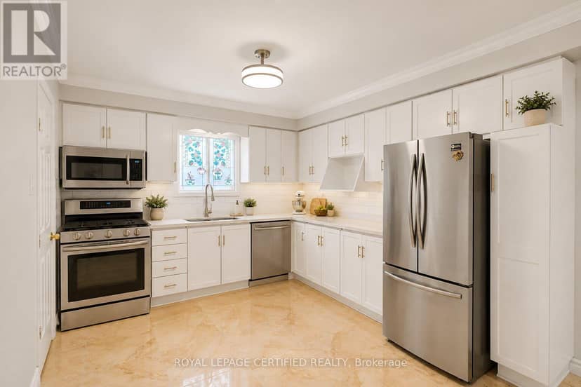 35 Trenholme Crescent — photo 7 of 37