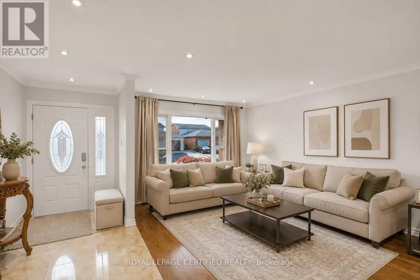 35 Trenholme Crescent — photo 4 of 37