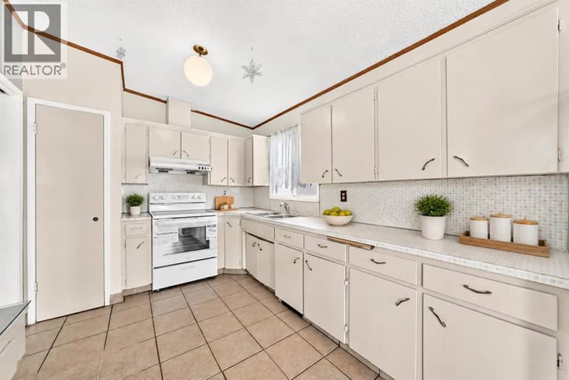 6329 Centre Street NW, Calgary, photo 5