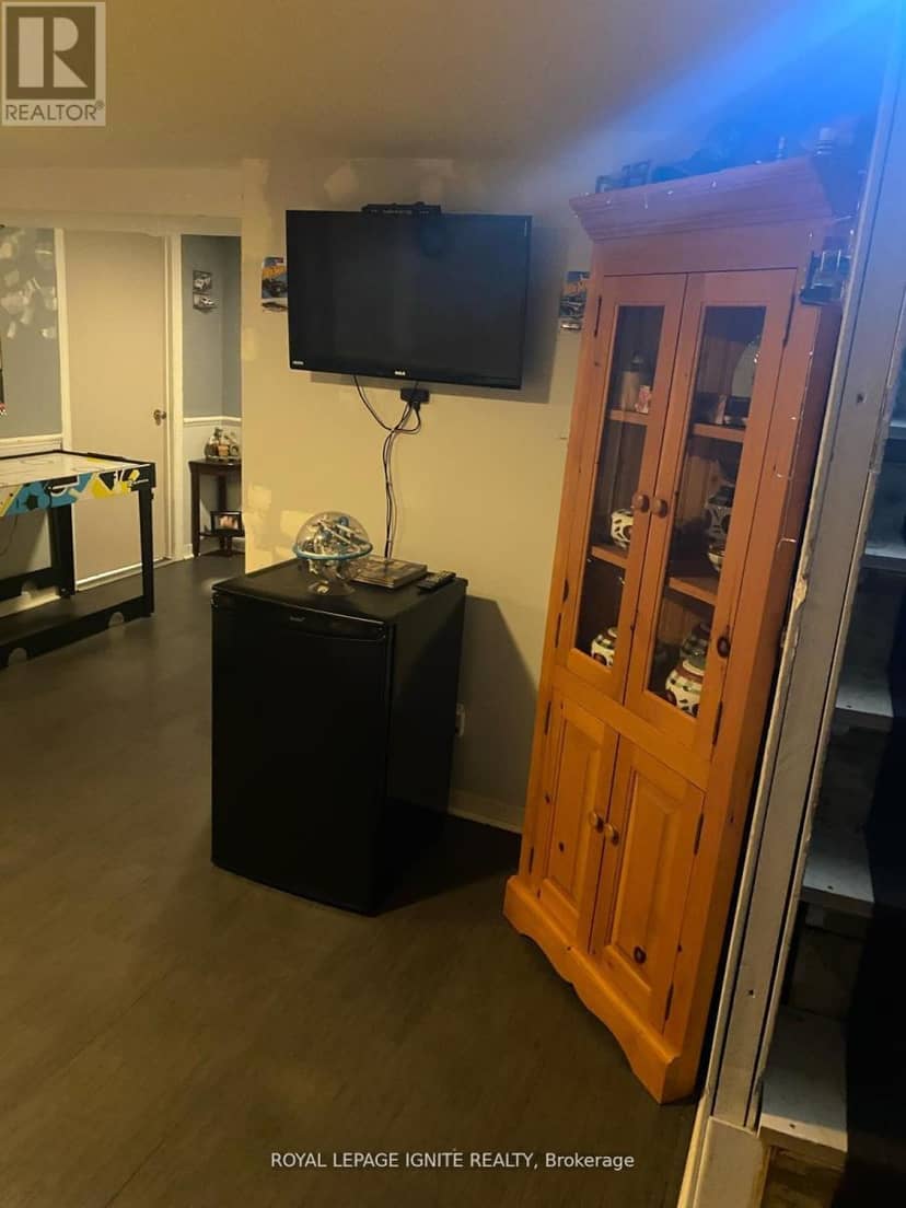 812 Chelsea Crescent — photo 4 of 8
