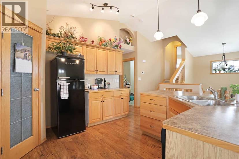 372 Lake Stafford Drive E — photo 14 of 40