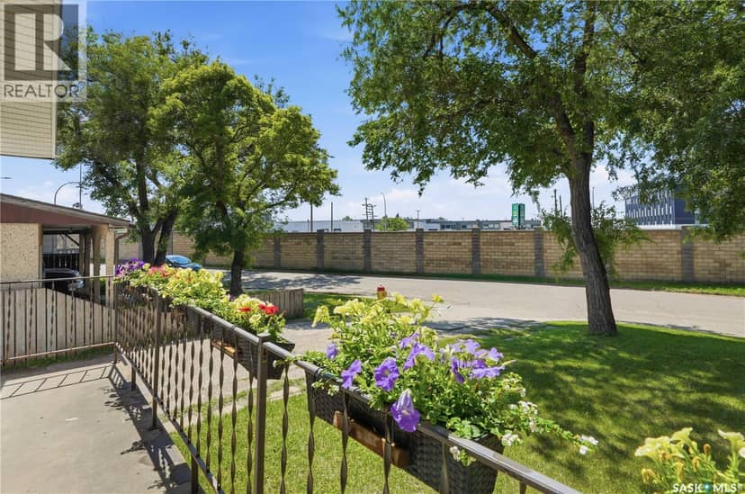 2525 McPherson AVENUE — photo 3 of 40