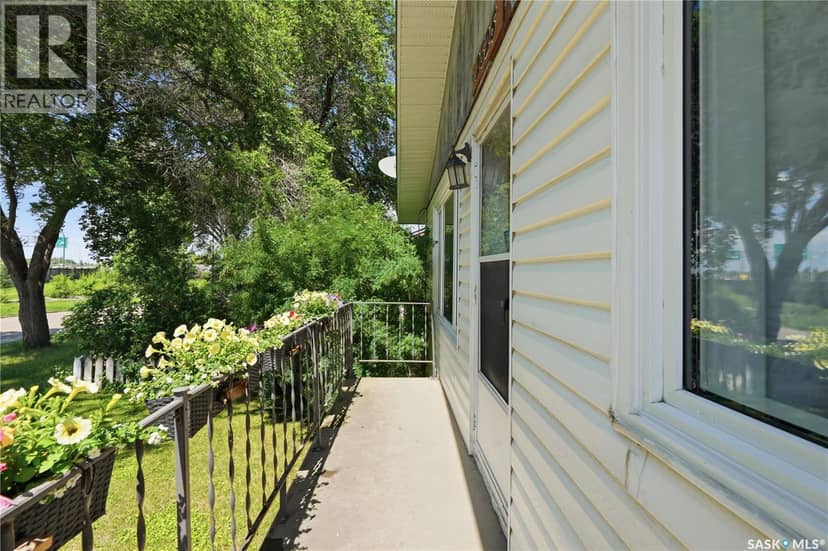 2525 McPherson AVENUE — photo 4 of 40