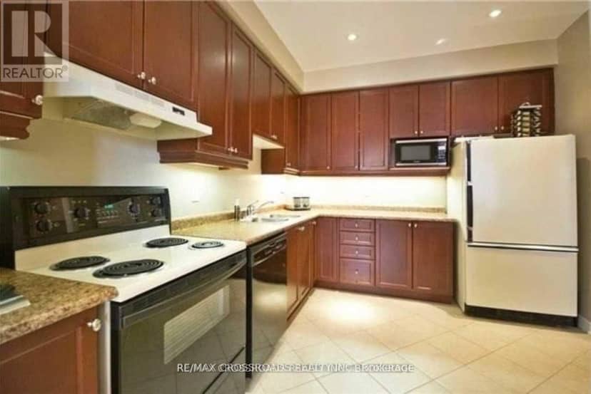 95 Thatcher Crescent — photo 4 of 14