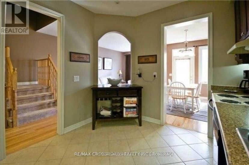 95 Thatcher Crescent — photo 5 of 14