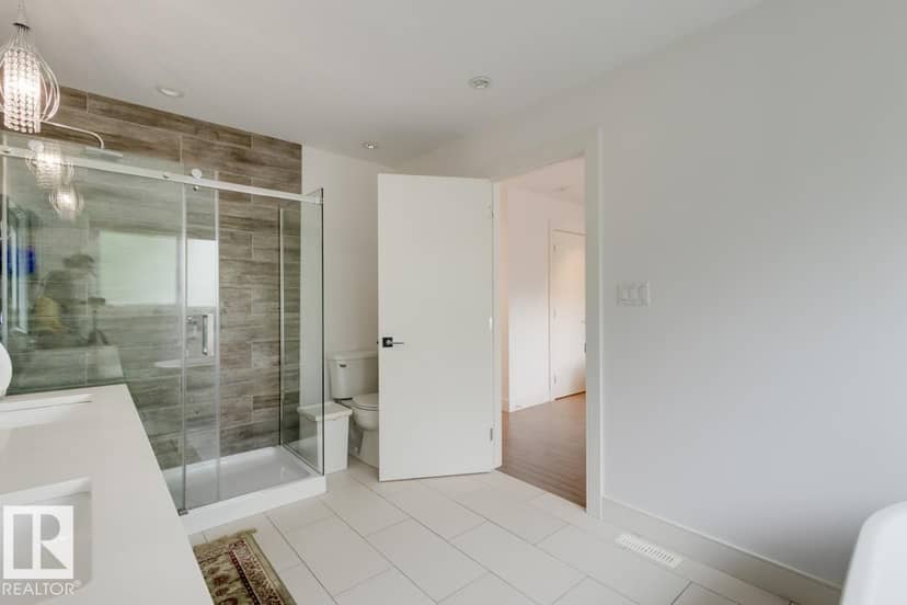 11045 85 AV NW — photo 33 of 40