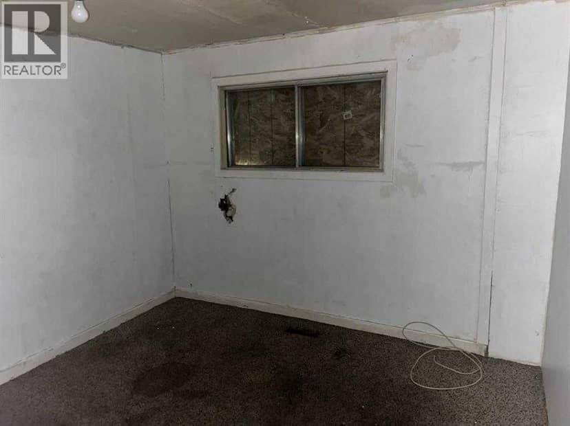 4503 45 Street — photo 5 of 8
