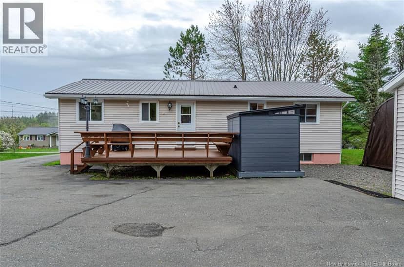 16 Armstrong Crescent — photo 10 of 40